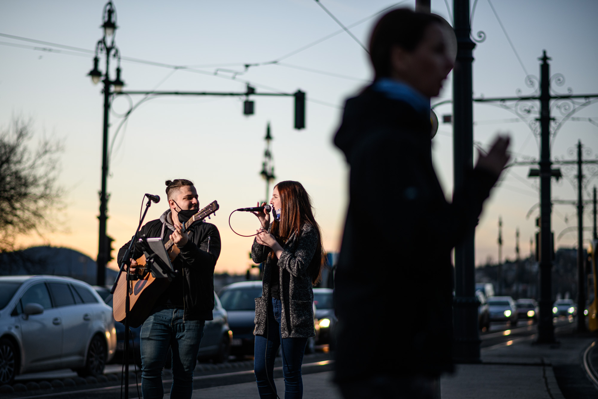 Jimmy és Nika, az utcazenész pár
