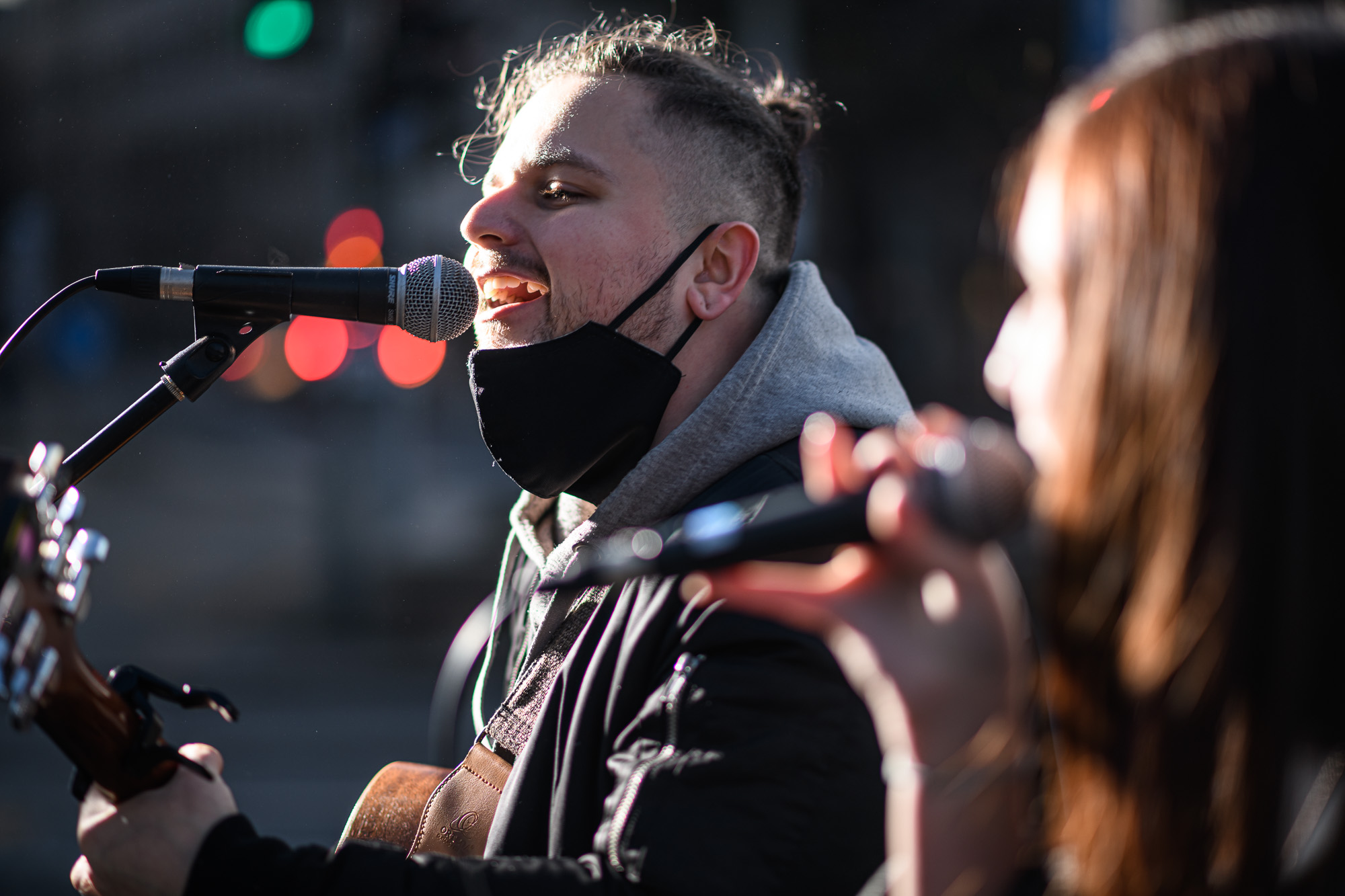 Jimmy és Nika, az utcazenész pár