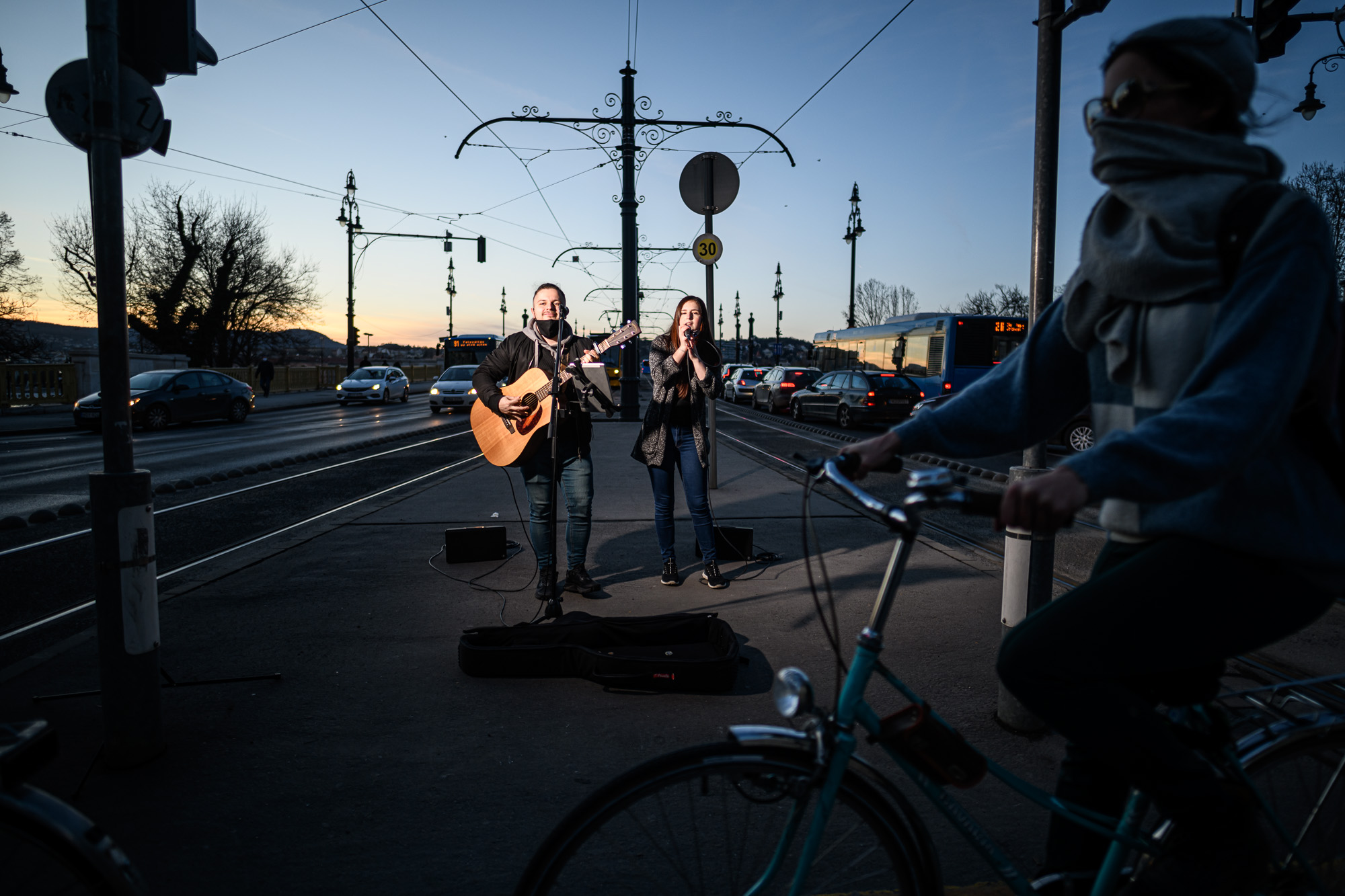 Jimmy és Nika, az utcazenész pár