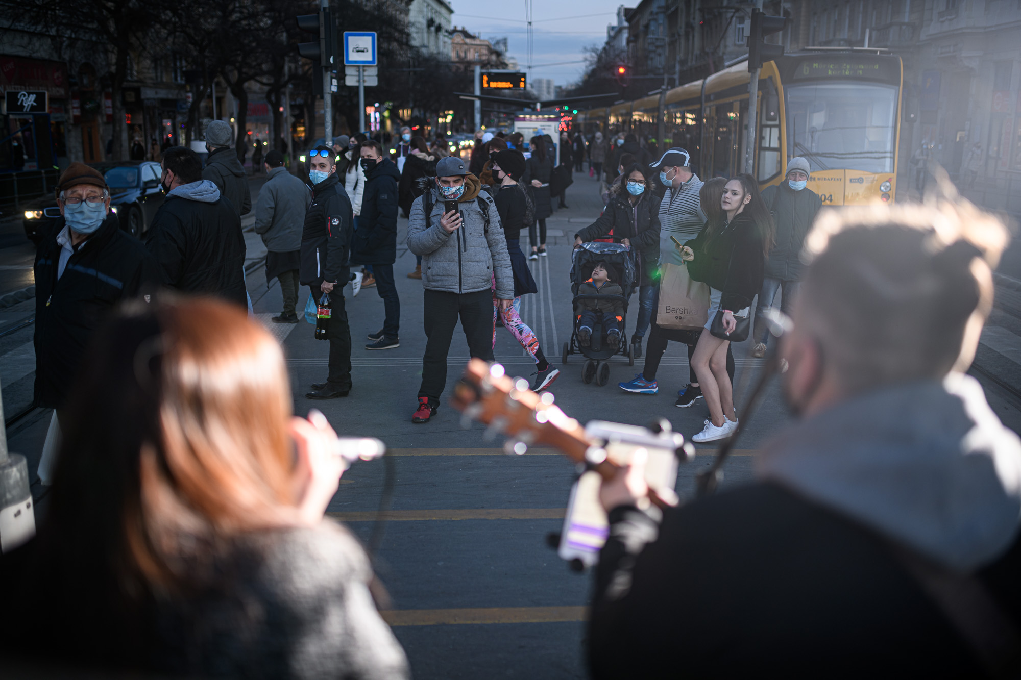Jimmy és Nika, az utcazenész pár