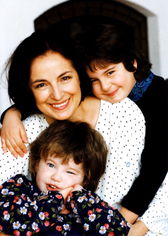 Endrei Judit régi, közös képe a lányaival