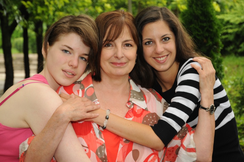 Endre Judit és lányai egy régi képen