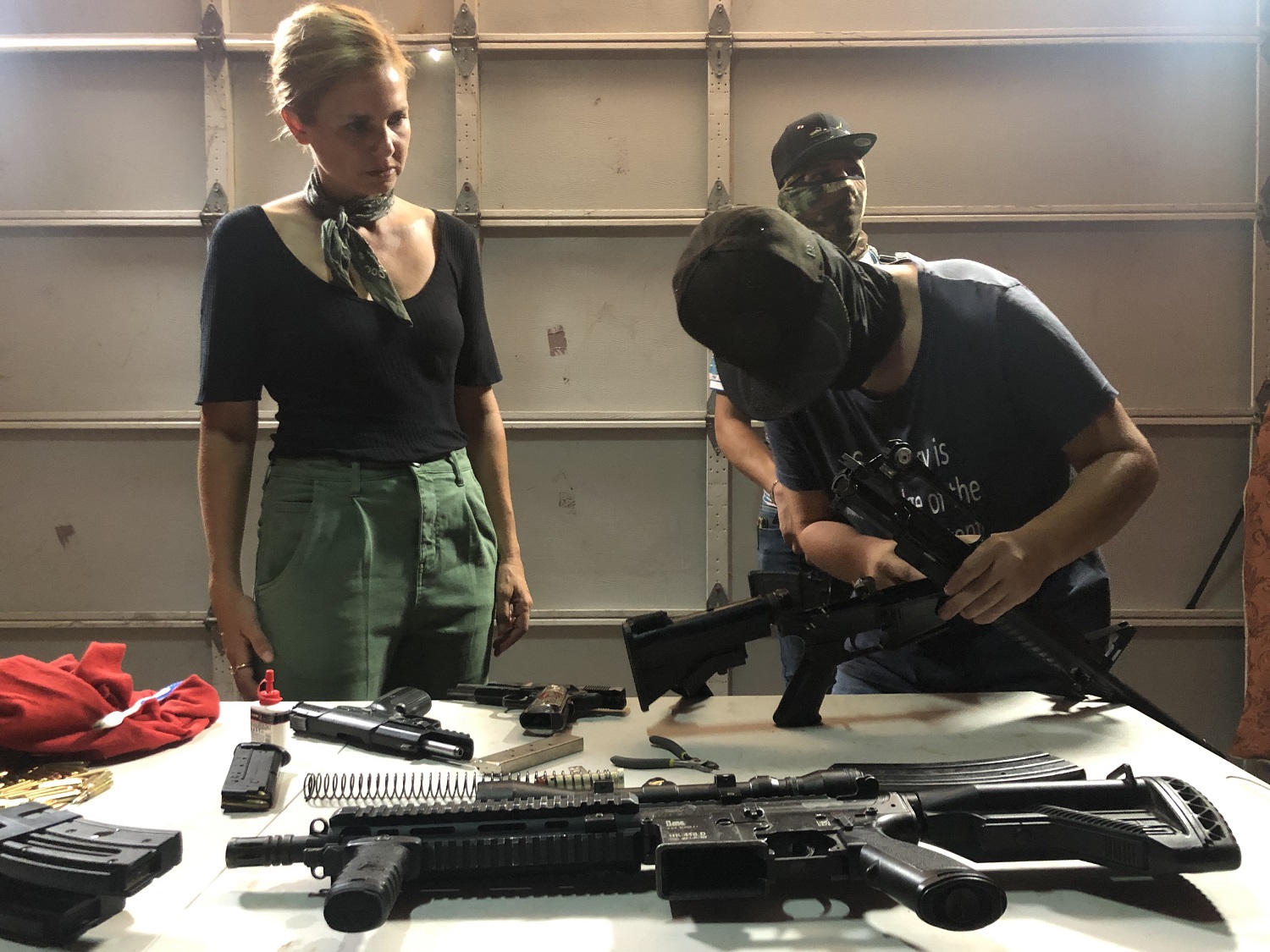 Mariana van Zeller fegyverkereskedőkkel beszélget Sinaolában (fotó: National Geographic)