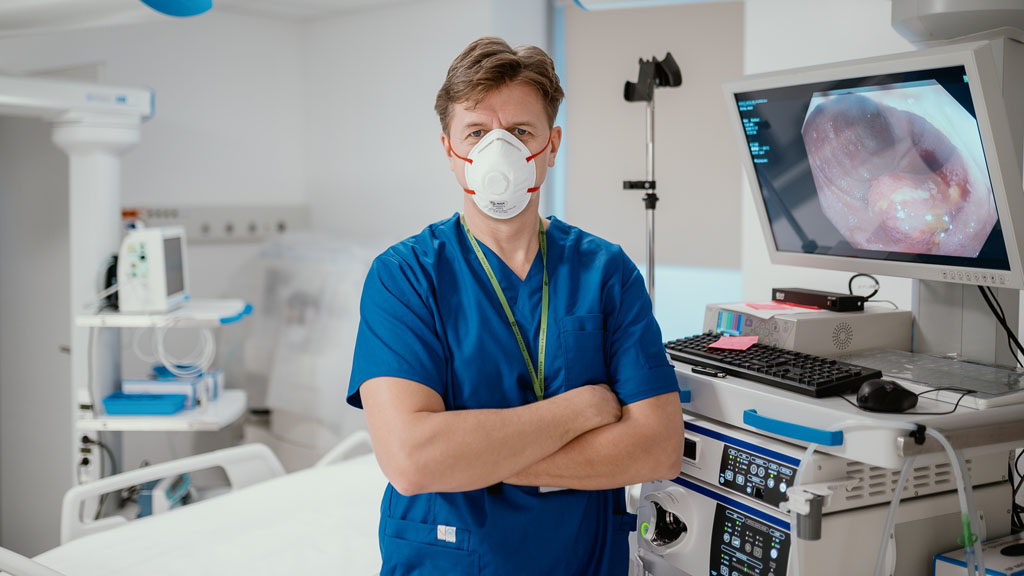 Dr. Schwab Richárd, az Affidea Gasztroenterológiai Központ főorvosa az endoszkópos készülékkel