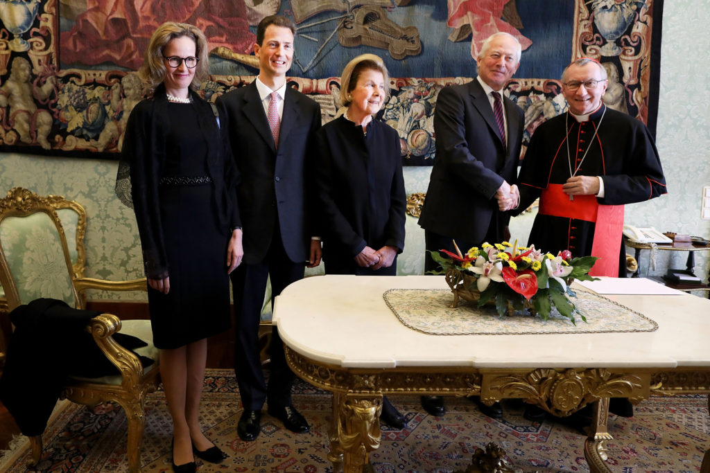 Pietro Parolin vatikáni államtitkár fogadja II. János Ádám liechtensteini herceget és feleségét Marie hercegnőt, valamint Alajos liechtensteini trónörököst és feleségét Sophiet, Liechtenstein örökös hercegnőjét (Fotó: Franco Origlia/Getty Images)