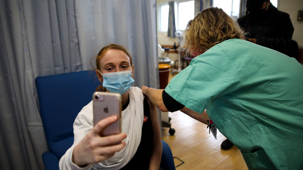 Izraelben indul a 16 évnél idősebbek oltása