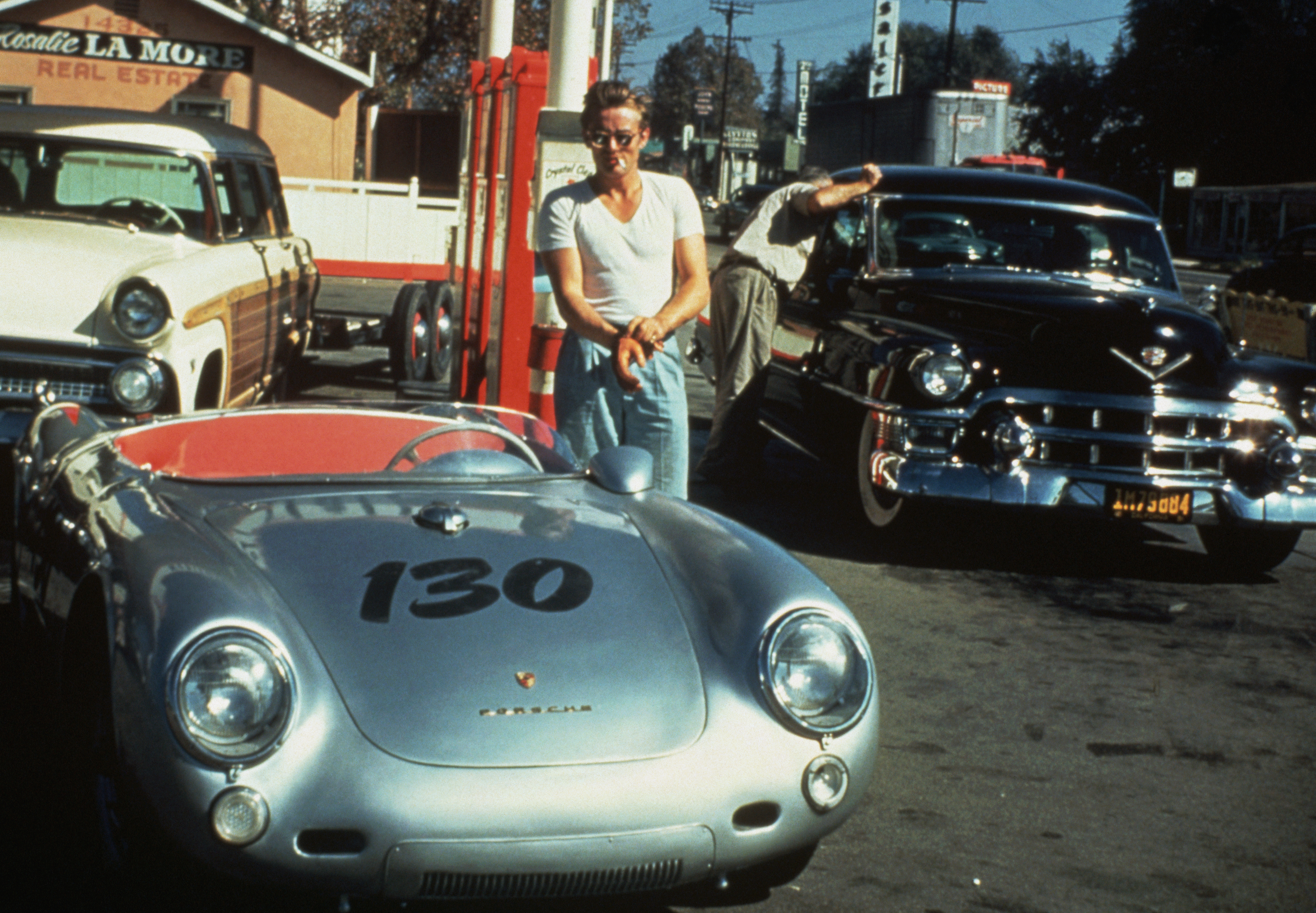 James Dean a Porschéja mellett, alig néhány órával a halálos autóbalesete előtt (fotó: gettyimages)
