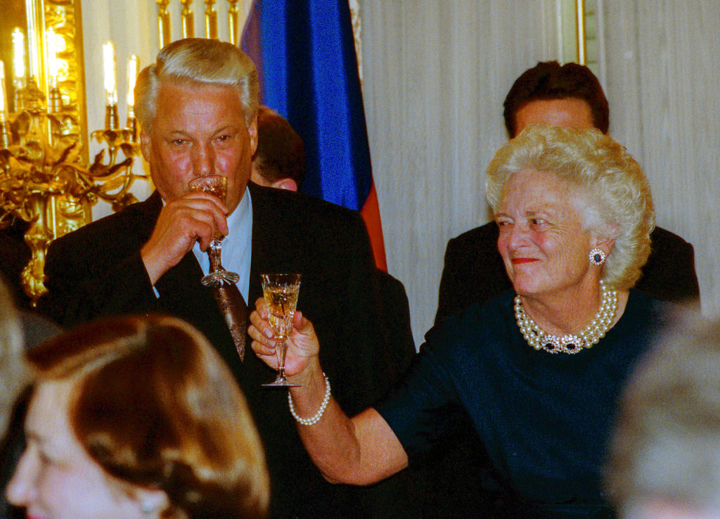 Jelcin Barbara Bush-sal iszogat 1992-ben (fotó: Mark Reinstein/Corbis via Getty Images)