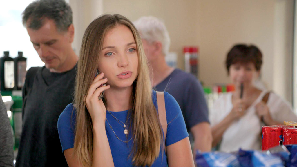 A Róza mama kedvenc unokáját, Petrát alakító Dobos Evelin imádja az ételt, az életet és az utazást, és bárhol otthon tudja érezni magát a világon