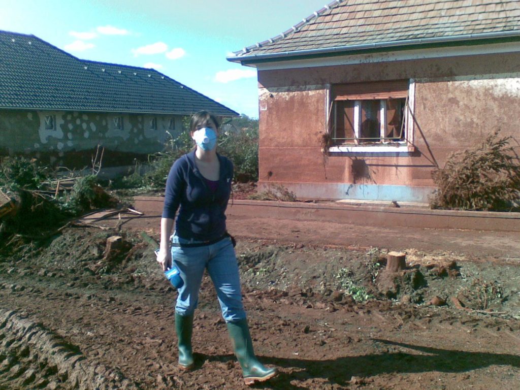 Szondi Vanda a Duna TV-nek tudósít Kolontárról, 2010-ben (Fotó: magánarchívum)