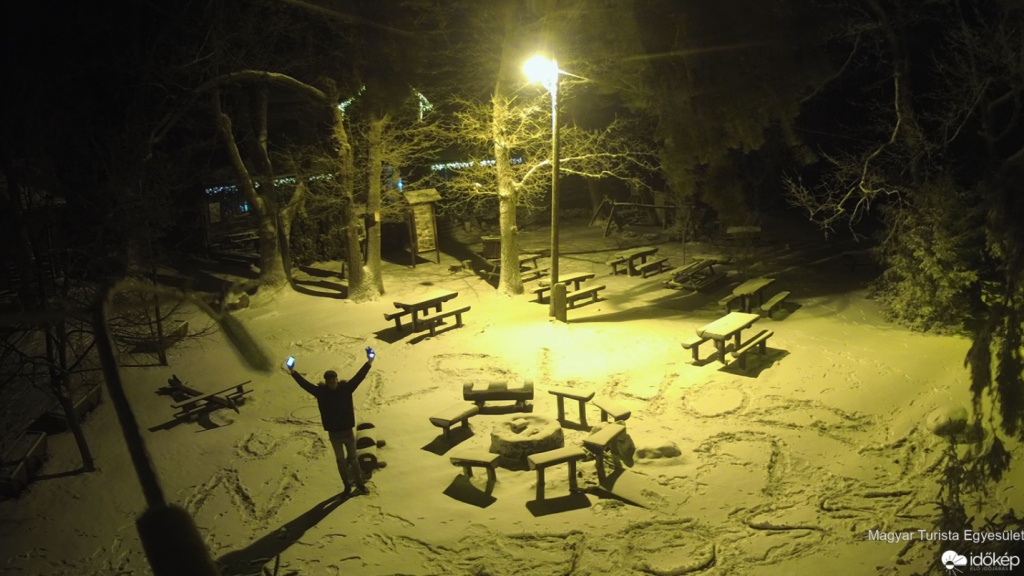 Lánykérés hóba taposott felirattal Dobogókőn