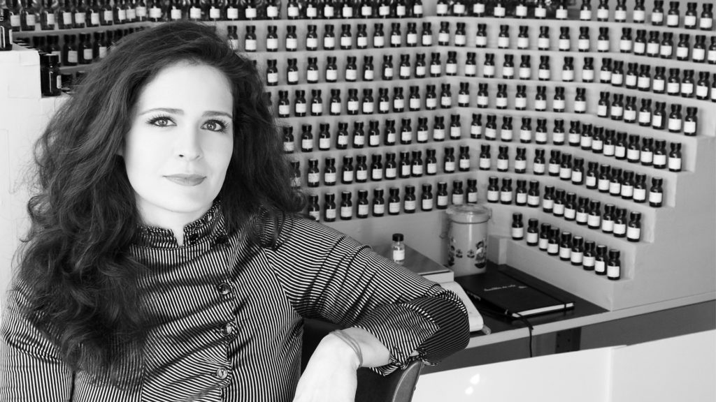 Minya Viktória parfümőr