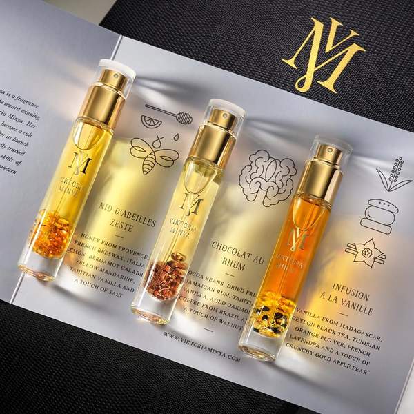 A Minya Viktória x Costes illatok: a Costes Lépesméz desszertjéhez a Nid D’Abeille Zesté fantázianevűt, a somlói galuskához a Chocolat au Rhum megnevezésűt, míg az étterem almás pitéjéhez az Infusion à la Vanille illatot alkották Palágyi Eszter séffel. (Fotó: viktoriaminya / Herendi Dániel)