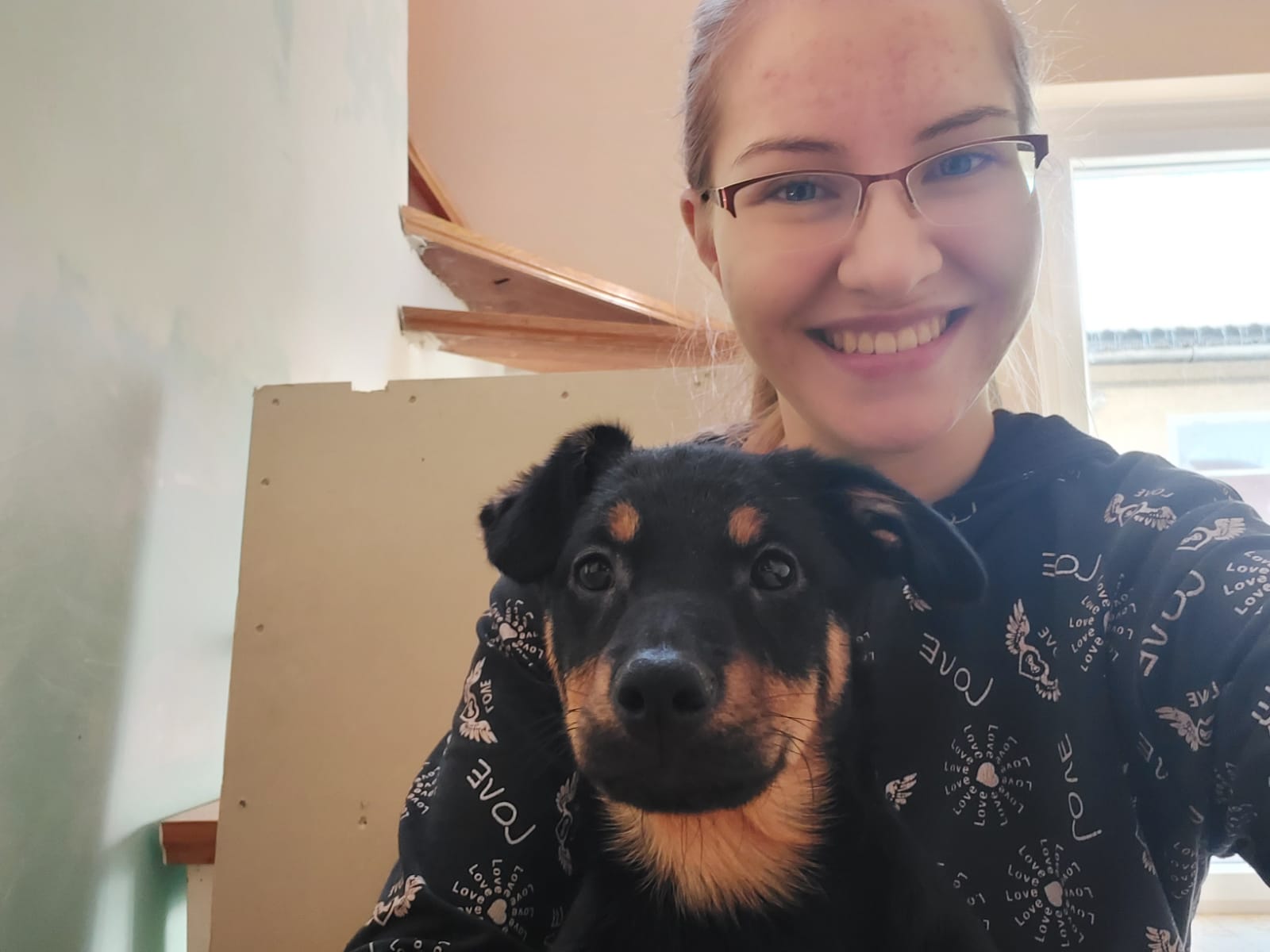 Egy nap után rájöttek, hogy mégsem tudják vállalni – két kölyökkutya, akinek újra kell tanulnia a bizalmat