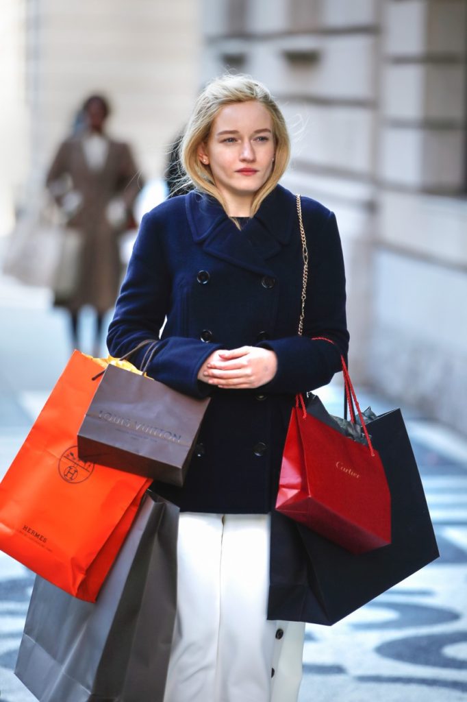 Julia Garner alakítja a szélhámos örökösnőt, Anna Sorokint