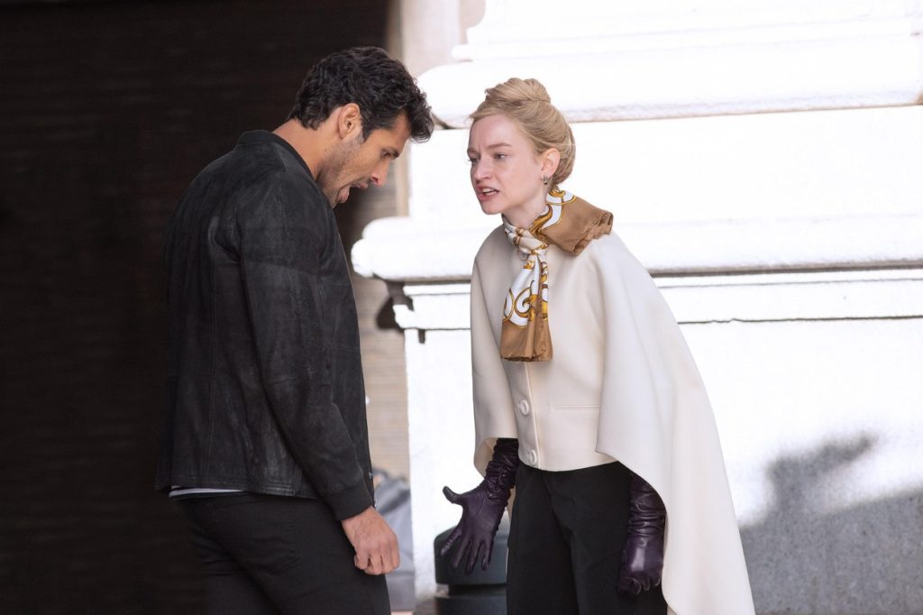 Julia Garner alakítja a szélhámos örökösnőt, Anna Sorokint