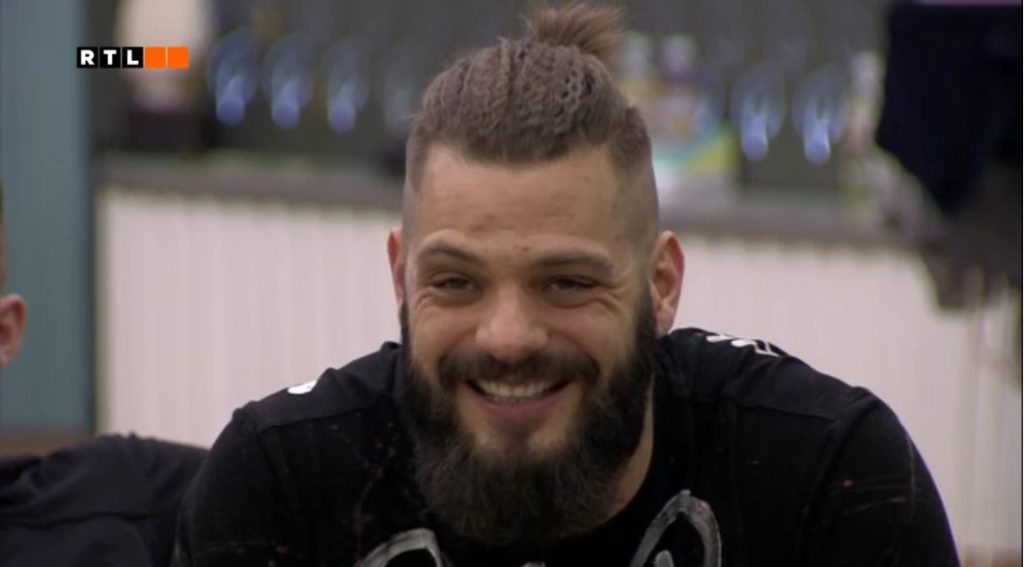 VV Bálint állította, hogy a nézők kedvéért nem válik meg a szakállától