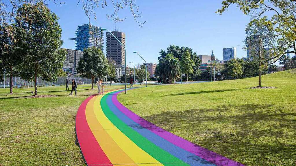 A parkon át vezető szivárványos útra kocsival behajtani tilos (Fotó: City of Sydney)