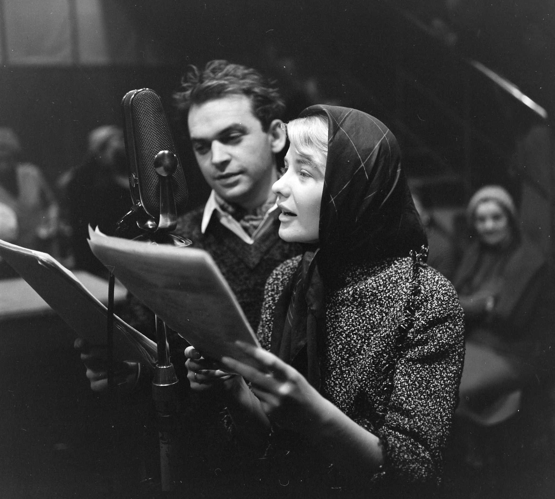 A Magyar Rádió 1-es stúdiója, Gárdonyi Géza Az egri csillagok című művéből készült rádiójáték felvétele, 1961. (Fotó: Fortepan)