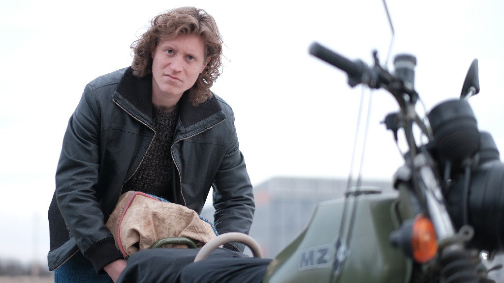 Patkós Márton A besúgó című sorozatban (fotó: HBO / Orbital Strangers)