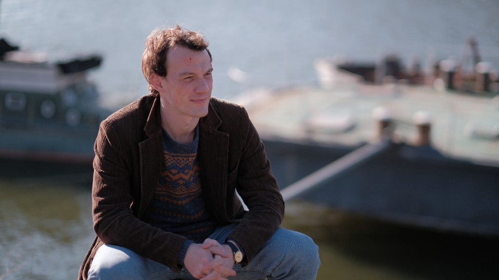 Váradi Gergely A besúgó című sorozatban (fotó: HBO / Orbital Strangers)