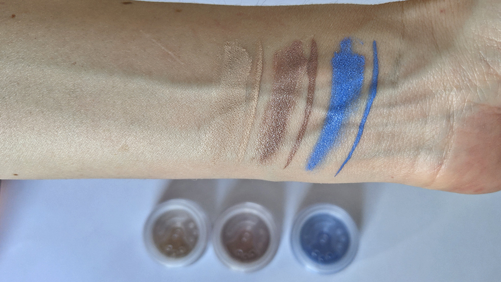 Annabelle Minerals kék szemhéjfesték - swatch