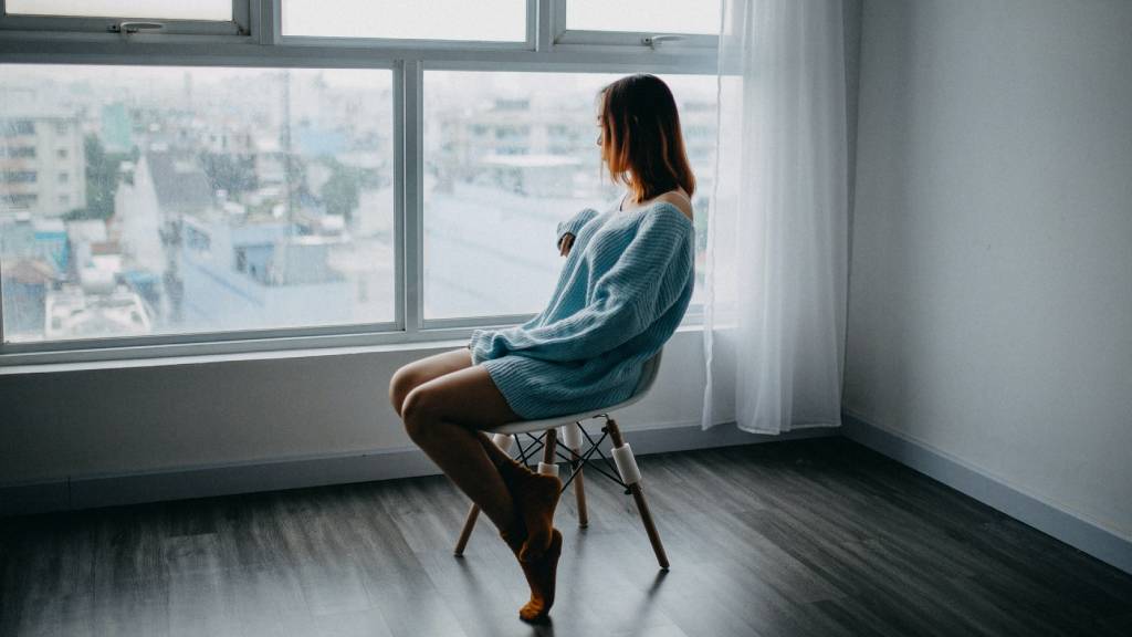 szomorú nő egyedül