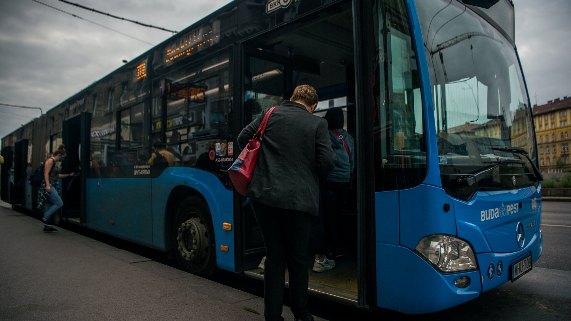 Elsőajtós felszállás a buszon