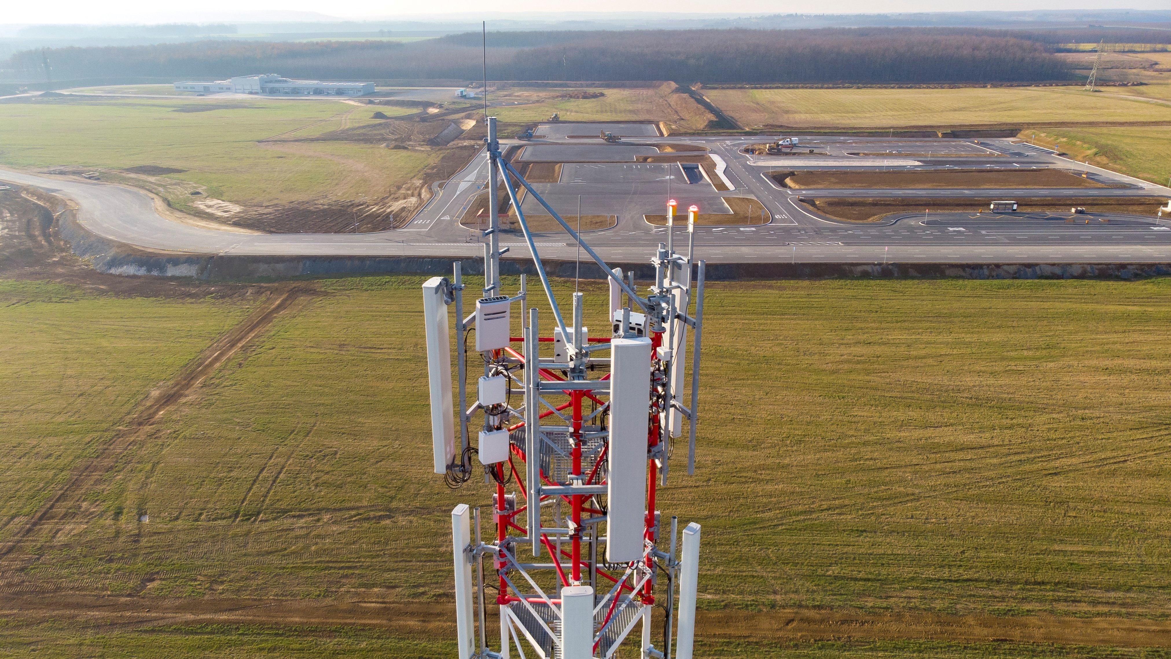 A zalaegerszegi járműipari tesztpálya 5G mobilszolgáltatást biztosító adótornya az épített városi környezetet modellező pályarész mellett 2018. december 7-én.