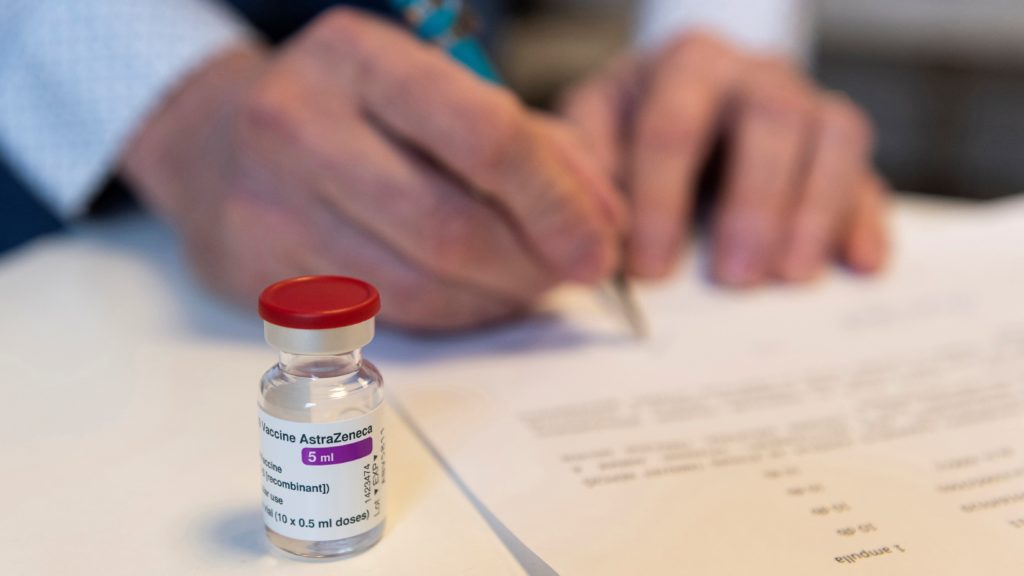 Kovács Tibor háziorvos átveszi az AstraZeneca koronavírus elleni oltóanyagát tiszakanyári rendelőjében 2021. március 17-én.