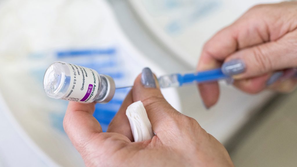 Az asszisztens előkészíti az AstraZeneca koronavírus elleni vakcináját Bélteki Béla háziorvos főorvos újfehértói háziorvosi rendelőjében 2021. március 26-án.