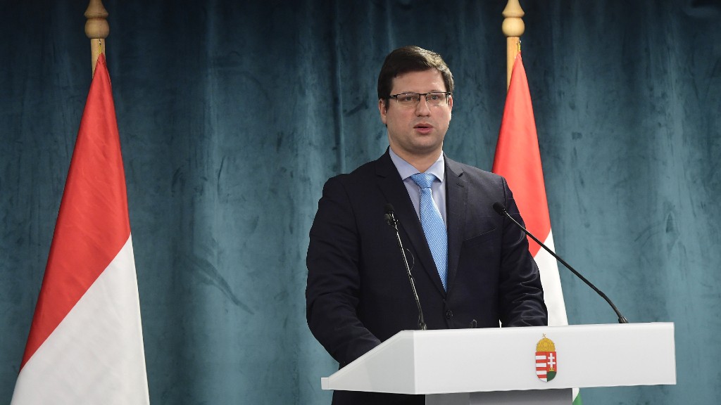 Gulyás Gergely beszédet mond (fotó: MTI/Koszticsák Szilárd)