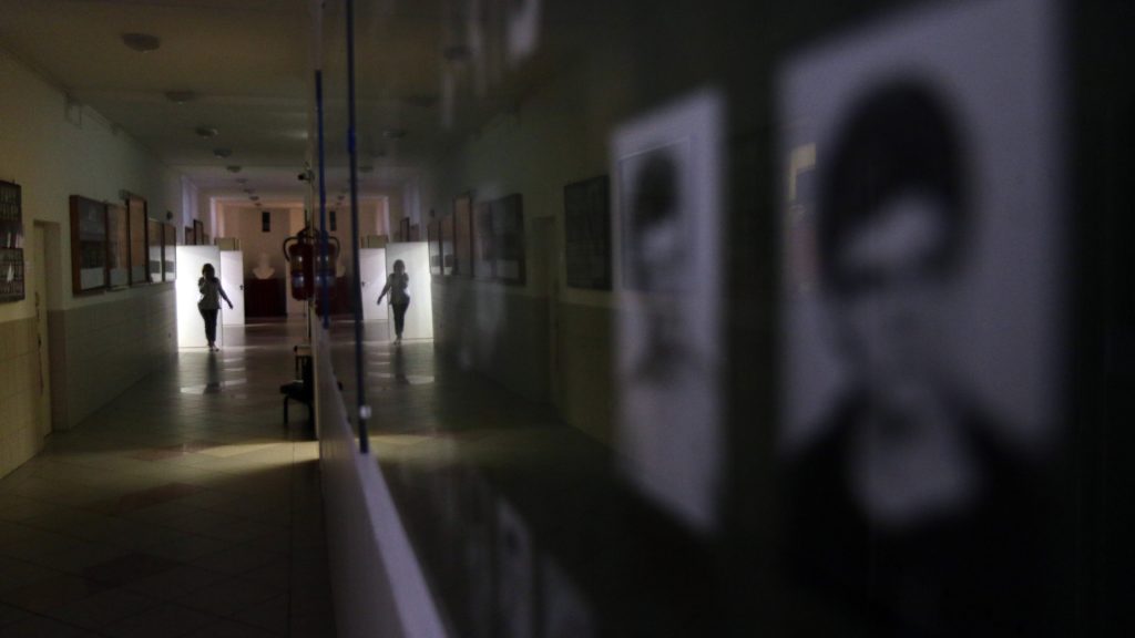 Egy pedagógus távozik a tanári szobából a Miskolci Herman Ottó Gimnáziumban 2020. március 16-án.