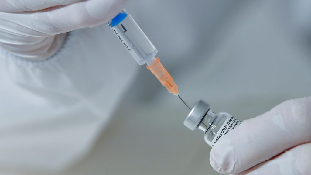 A Debreceni Egyetem Kenézy Gyula Egyetemi Kórház Infektológiai Intézetének szakgyógyszerésze a koronavírus elleni oltóanyaggal az intézet oltópontján 2020. december 27-én.