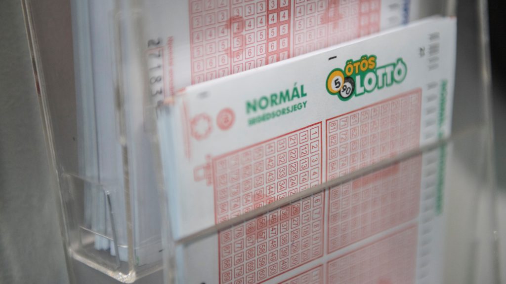 Lottószelvények a Szerencsejáték Zrt. Csalogány utcai lottózójában Budapesten.
