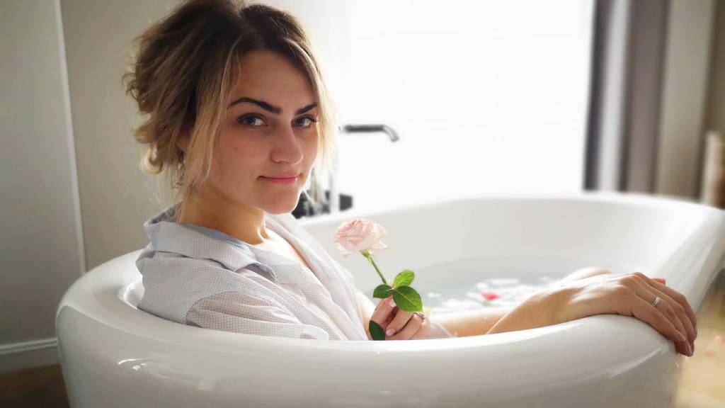 nő virággal kádban