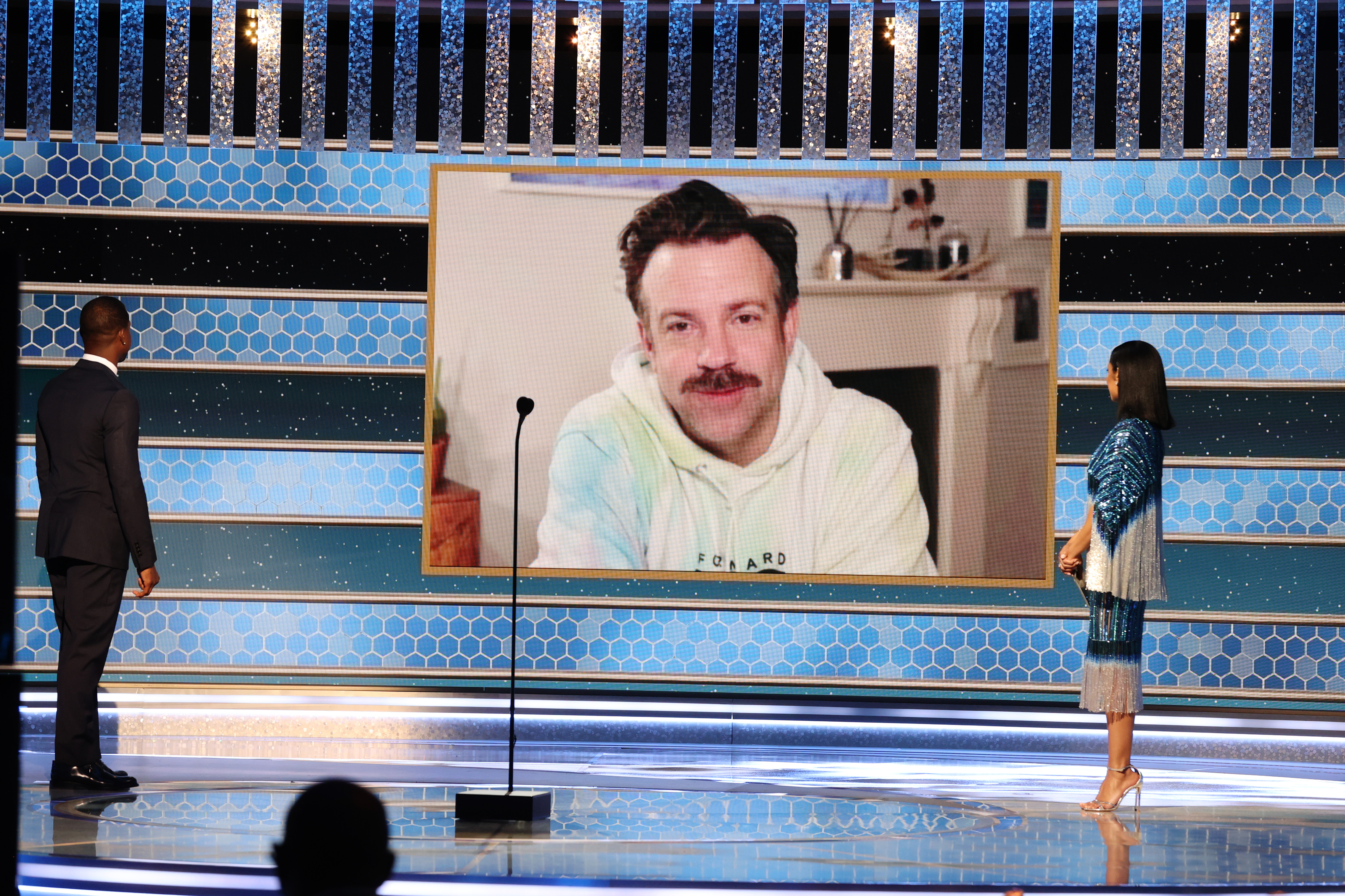 Jason Sudeikis kapucnis pulcsiban örül a díjának (Photo by Christopher Polk/NBC/NBCU Photo Bank via Getty Images)