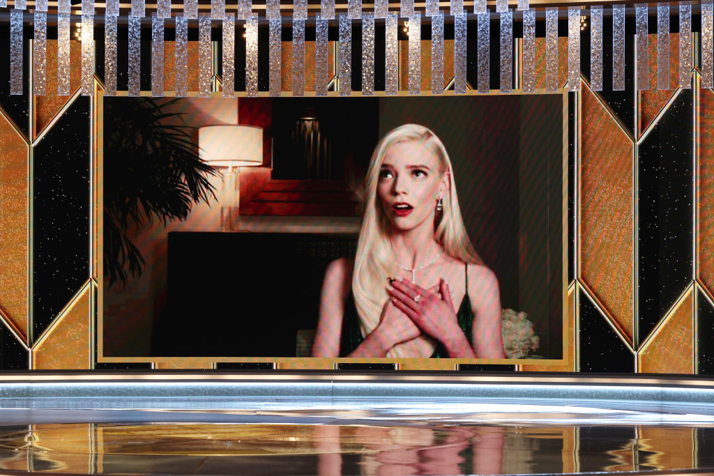 Anya Taylor-Joy örül a díjának (Photo by Christopher Polk/NBC/NBCU Photo Bank via Getty Images)