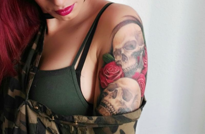 Rózsák és koponyák tetoválás
