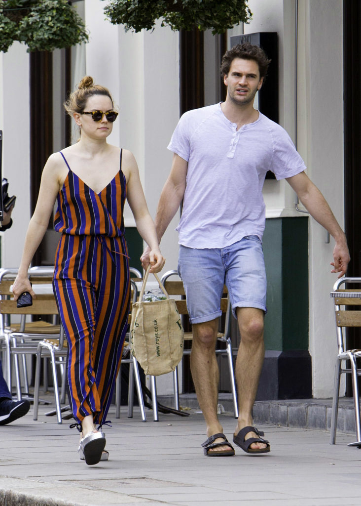 Daisy Ridley és Tom Bateman