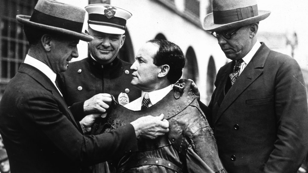 A tapéta alól kerültek elő az értékes Houdini-plakátok