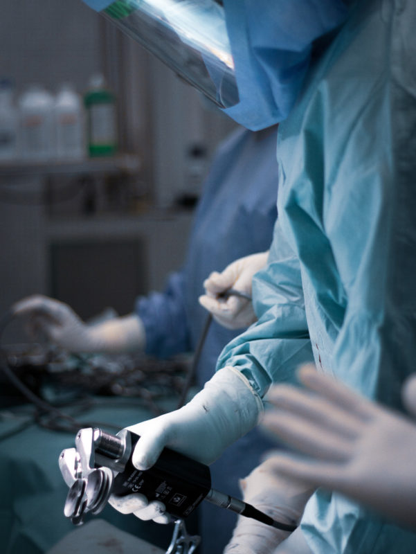 Robotok segítségével műt térdeket