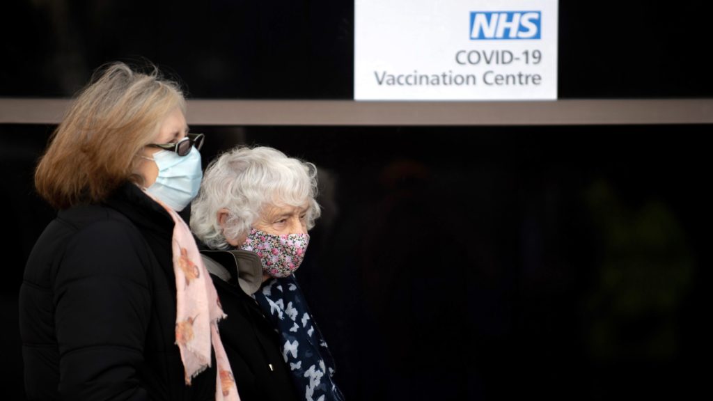 Koronavírus elleni vakcina beadására várakoznak emberek az angliai Hertfordshire megyei Stevenage város konferenciaközpontjában létesített oltóközpont előtt. Fotó: MTI/EPA/Pool/Joe Giddens