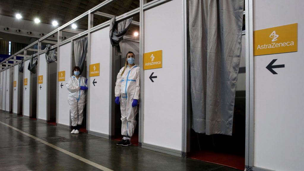 Egészségügyi dolgozók várakoznak, mielőtt tömegesen beoltják az embereket az AstraZeneca svéd-brit gyógyszergyártó koronavírus elleni vakcinájával Belgrádban 2021. március 27-én. (Fotó: MTI/EPA/Andrej Cukic)