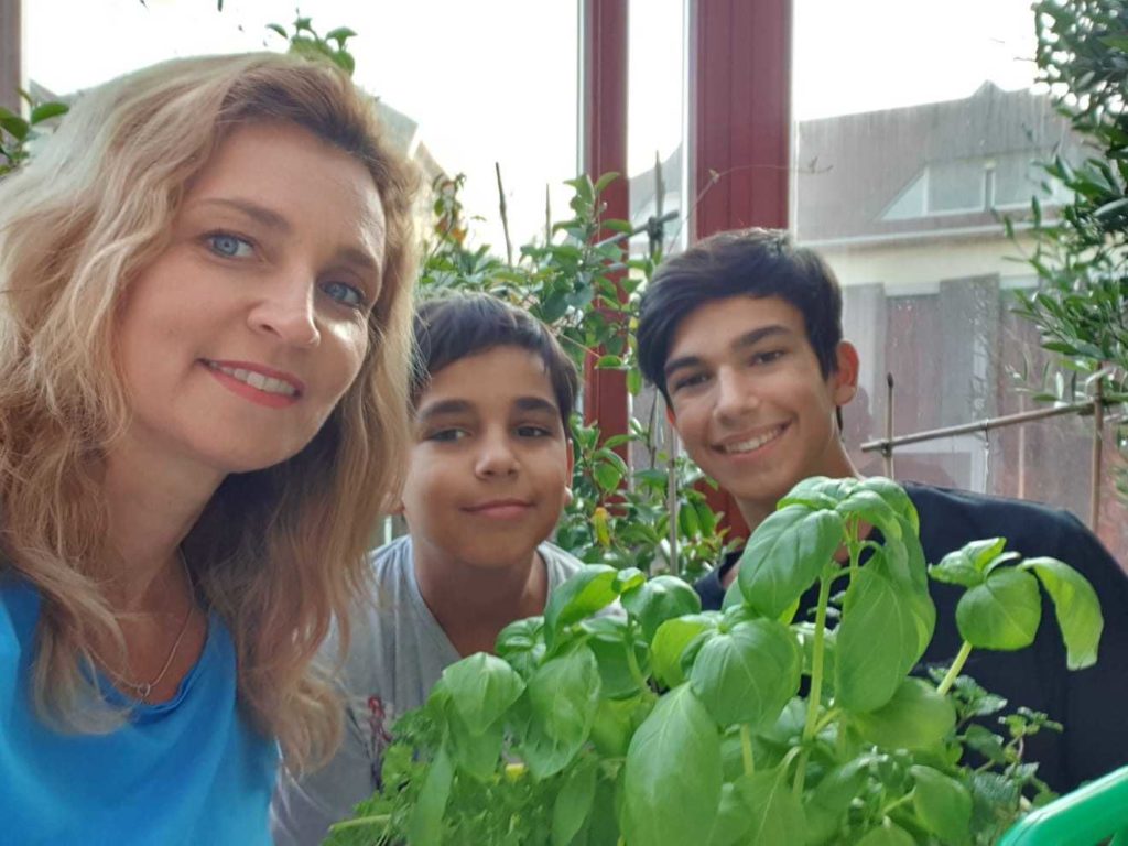 Novodomszky Éva sokat kertészkedik a fiaival (Fotó: Novodomszky Éva)