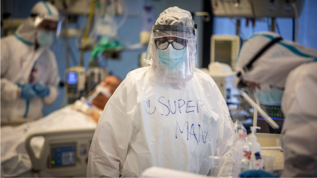 Egészségügyi dolgozók a bolognai Sant'Orsola Kórház intenzív osztályán 2021. március 3-án. Az olasz város másnaptól a hónap végéig vesztegzár alá kerül a koronavírus-járvány miatt. 