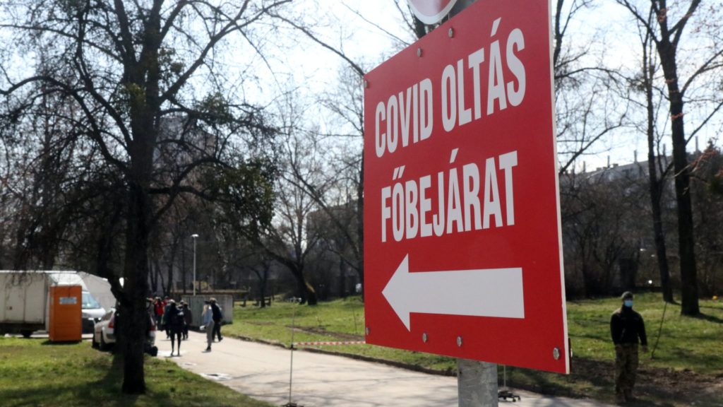 Eltűnt az igazolásminta, amit a szoptató nőknek kell bemutatniuk az oltópontokon