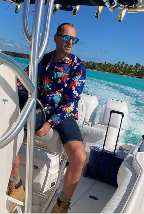 Palik László a közösségi oldalára tette fel a képet, többeknek feltűnt, hogy még a csónakkiránduláson is bakancsban van a műsorvezető