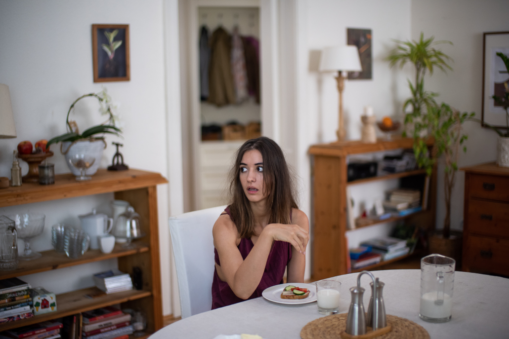 Schmidt Sára hosszú hajjal az Apatigrisban