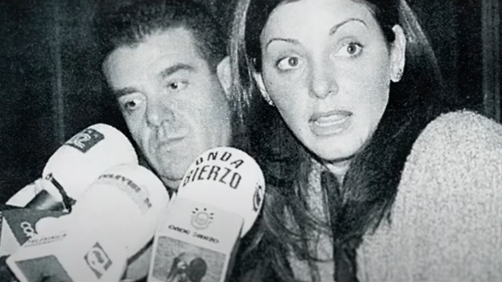 Bár a bíróságon győzelmet aratott, a népítélet miatt el kellett menekülnie hazájából